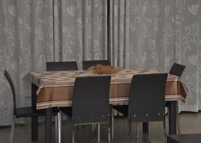 Spacious Family In The Centre Of * 地拉那