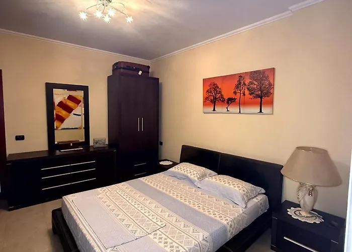 Spacious Family In The Centre Of 地拉那